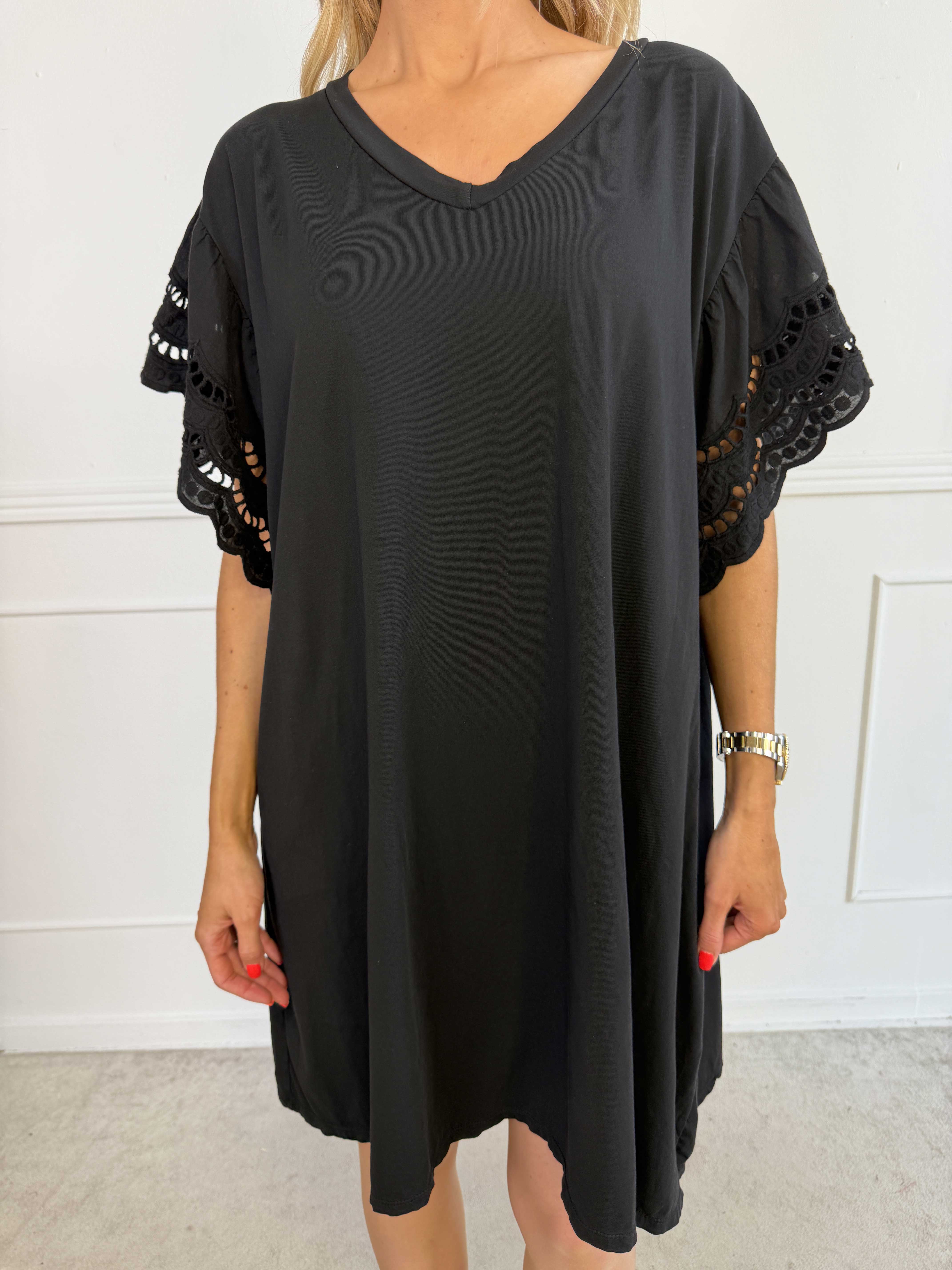 Magnolia - T-shirtkjole i blød bomuld med fine ærmer i broderet hulmønster